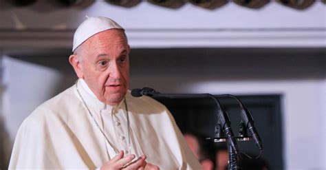 El Papa Francisco conversando durante una entrevista