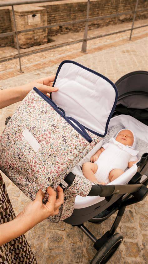 Foto detallada de la parte trasera del cambiador mostrando el bolsillo o abertura para ajuste