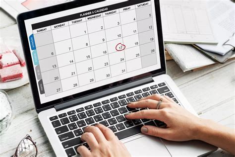 Mujer revisando su calendario con fechas de clínica y trabajo para una mejor organización