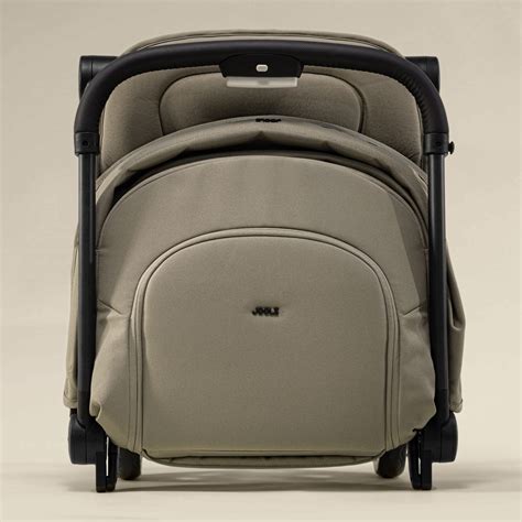 Primer plano del sistema de plegado de la Joolz Aer Plus, mostrando su compacidad.