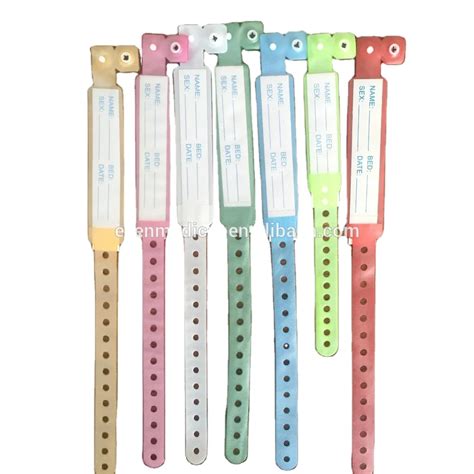 Ejemplo de pulseras de identificación neonatal para madre y bebé, mostrando el material y el tipo de cierre seguro.