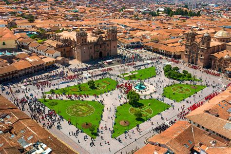 Foto de la plaza Eugène Gauthier durante la Fiesta del Caracol, mostrando puestos y gente
