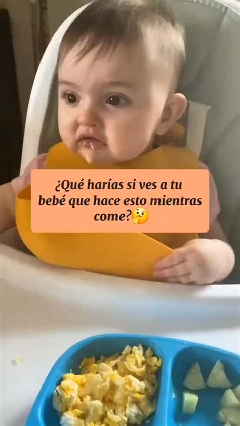Bebé Sim explorando alimentos en una periquera