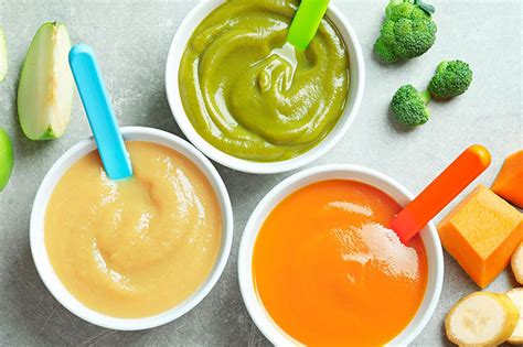 Infografía mostrando la progresión de texturas en las papillas para bebés, desde purés finos hasta trozos pequeños.