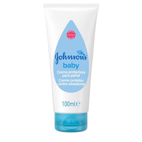Bebé siendo cambiado de pañal con crema protectora