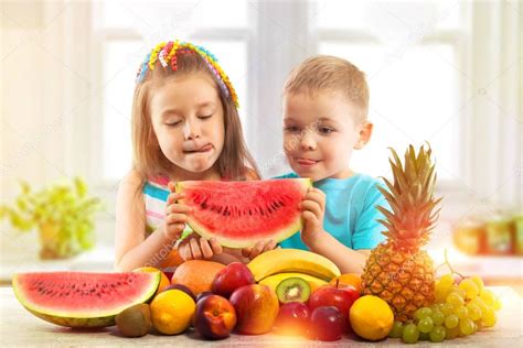 niños cantando y comiendo frutas saludables
