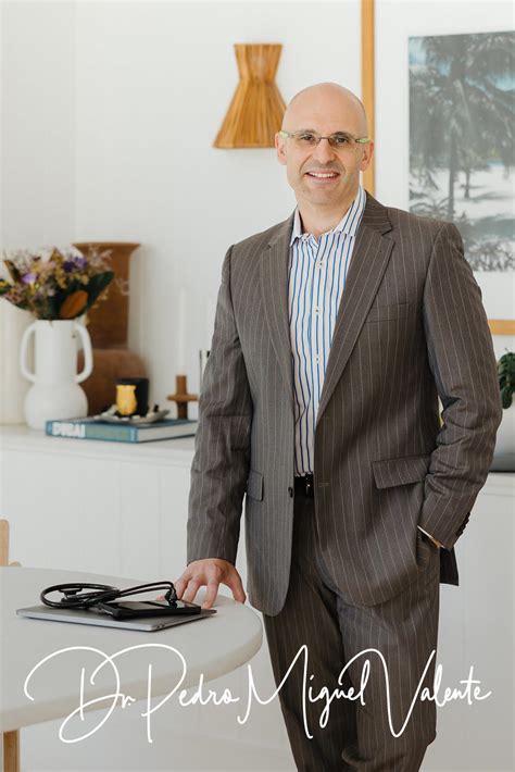 Foto del Dr. Hugo Valente en un entorno profesional o retrato conmemorativo