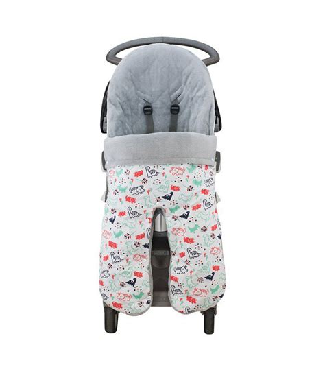 Diseñador gráfico: ilustración de un saco polar para silla de paseo con un bebé dentro, mostrando su calidez y comodidad.