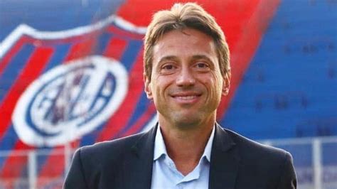 Foto oficial de presentación de Jorge Almirón con la dirigencia de San Lorenzo (presidente Lammens, vice Tinelli y mánager Romagnoli)