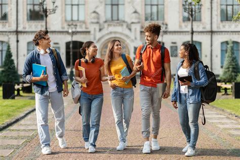 Foto de estudiantes internacionales sonriendo y conviviendo en un campus canadiense
