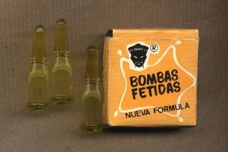 Foto de paquetes de bombas fétidas comerciales en un expositor de tienda