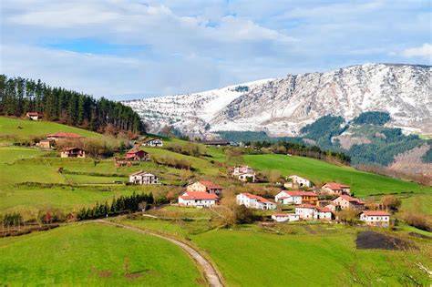 Paisaje rural de la Sierra de Toloño en Álava, con el pueblo de Lagrán