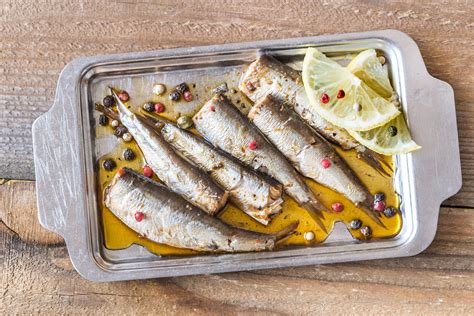 Plato de sardina al humo de haya con mayonesa de encurtidos