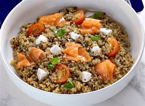 Foto de un bol de quinoa con vegetales y salmón