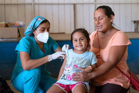 Imagen de personal de salud de UNICEF trabajando con madres y niños en una comunidad rural.