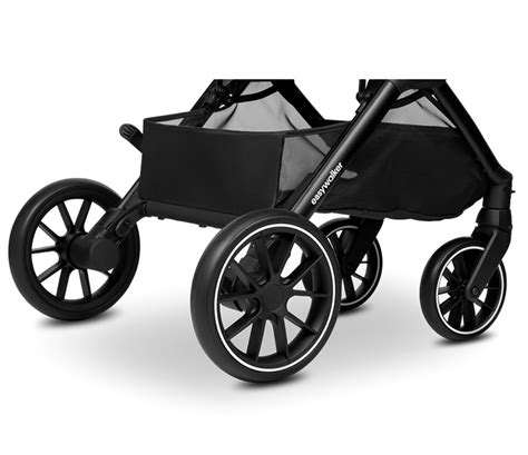 Easywalker Jackey 2 XL con ruedas grandes y suspensión en las 4 ruedas en un entorno exterior