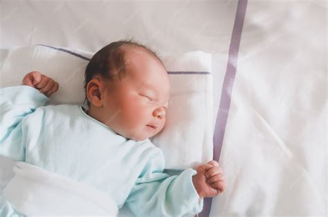 Bebé sonriendo y durmiendo plácidamente