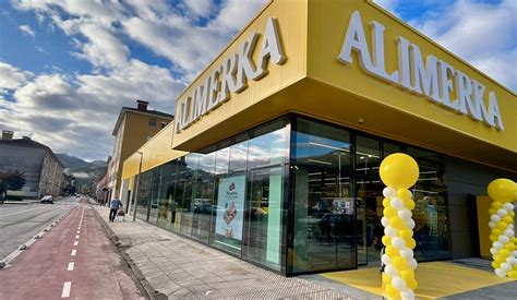 Imagen de un supermercado Alimerka con productos frescos