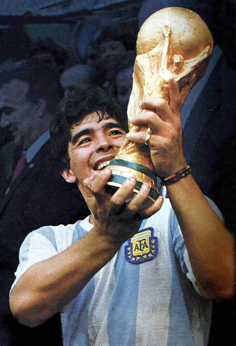 Foto histórica de Diego Maradona de niño con su familia