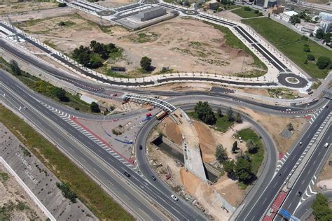 Foto aérea de la pista de Silla con vehículos dañados y acumulación de coches chatarra