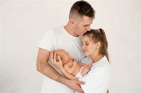 Padres cuidando a su bebé prematuro en casa con amor y precaución