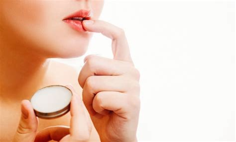 Foto de una mujer aplicando bálsamo labial en el pezón para prevenir el dolor
