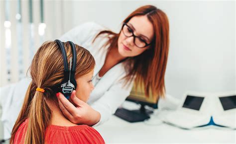 Profesionales de audiología pediátrica participando en un taller