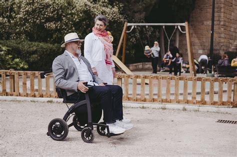 Ruedas pequeñas de una silla de paseo urbana en un terreno irregular