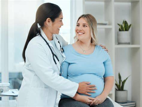 Foto de una mujer embarazada cuidando su salud