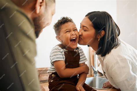 Foto de una madre recibiendo apoyo de su pareja o profesional de la salud