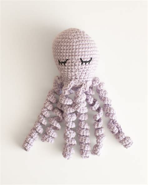 Pulpo de apego de ganchillo en una incubadora con un bebé prematuro