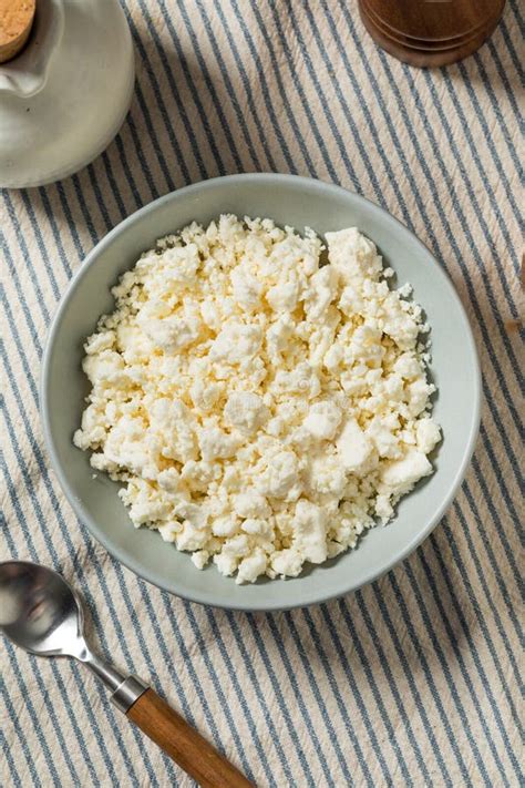 Foto de queso Feta desmenuzado en un bol