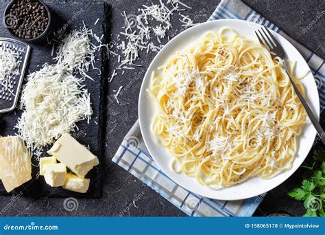 Plato de pasta con queso Anthotyro seco rallado