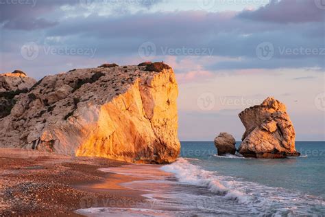 Petra tou Romiou, la Roca de Afrodita, con el mar Mediterráneo de fondo