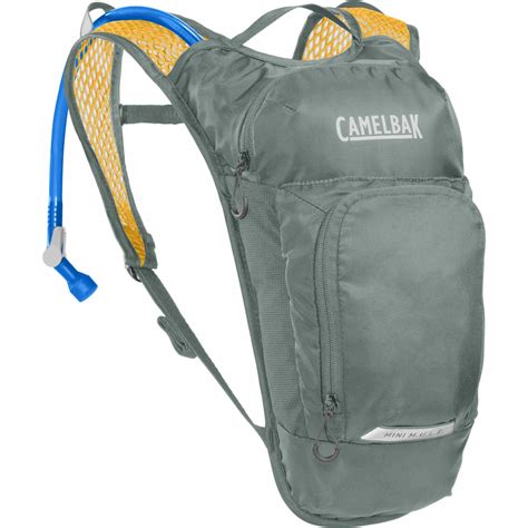 Niño usando una mochila Camelbak Mini MULE
