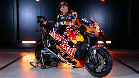 Pedro Acosta en su moto de competición