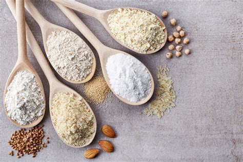 Ingredientes variados para croquetas sin gluten, incluyendo diferentes tipos de harinas y rellenos.