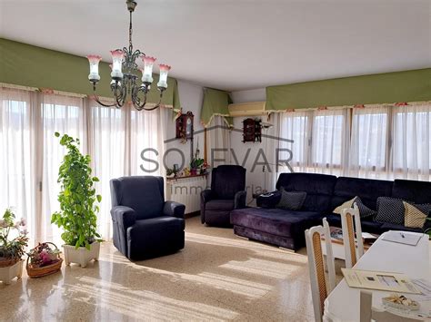Interior moderno de un piso familiar con balcón luminoso en Paterna
