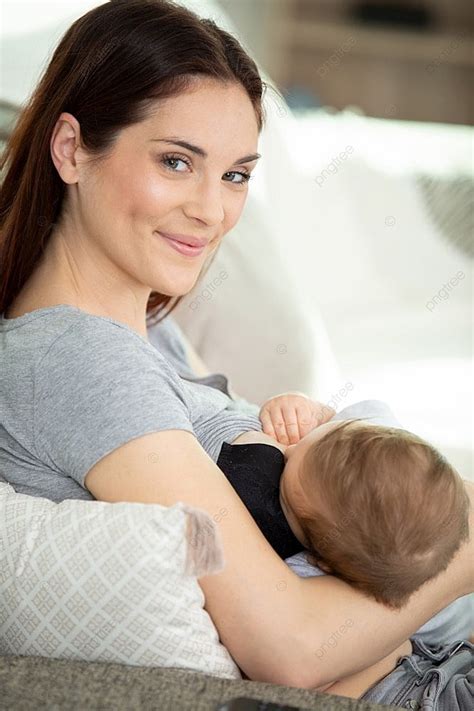 Foto: Madre amamantando con apoyo emocional