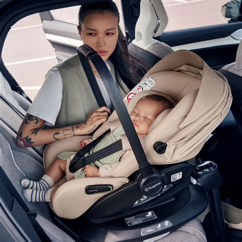 Infografía detallando las características clave de la silla de coche Bugaboo Turtle Air by Nuna