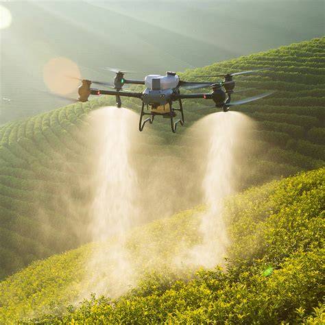 Comparativa visual entre maquinaria agrícola terrestre y drones de pulverización