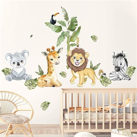 Mural o vinilo de safari o selva en pared de habitación de bebé