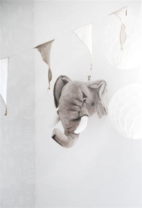 Cabeza de peluche de león o elefante en la pared de una habitación infantil