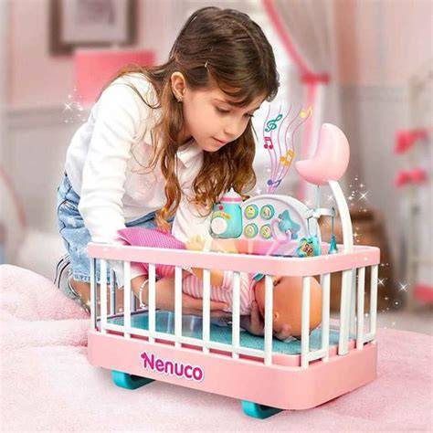 Foto de la cuna interactiva Nenuco con la muñeca y los accesorios