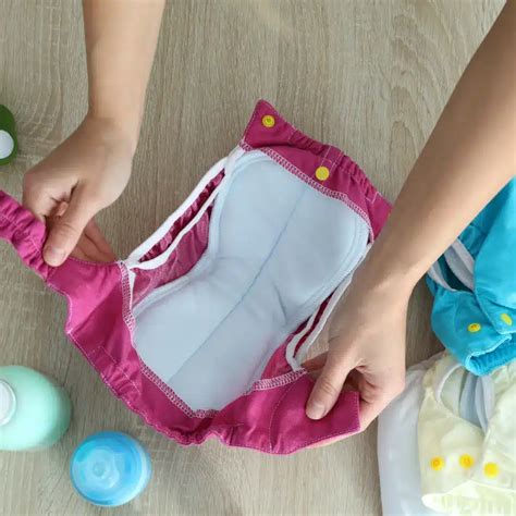 Ilustración mostrando los diferentes usos de la bolsa reutilizable para pañales de tela.