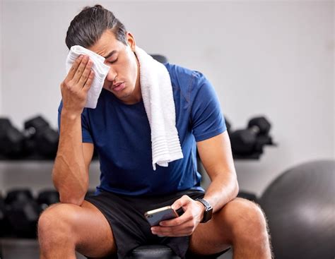 Atleta recuperándose después de un entrenamiento intenso