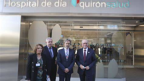 Interior o exterior del Hospital Quirón Salud Málaga con personal médico