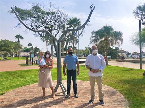 Infografía del árbol de chupetes de José Manuel Molina Castro, mostrando los materiales reciclados