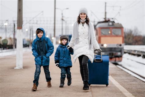 Familia viajando en tren con un bebé en silla de paseo