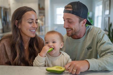 Familia disfrutando de un momento de BLW, ofreciendo aguacate fresco como alimento seguro para el bebé.